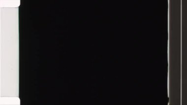 Beyaz zemin üzerinde siyah bir şeritin yakın çekim görüntüsü.