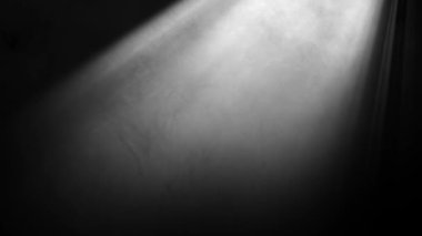 Sahne ışıklarıyla siyah arkaplanda beyaz spot ışığı