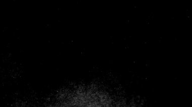 Siyah arka plan üzerine izole beyaz toz patlama.