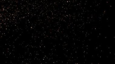 Siyah arkaplanda izole edilmiş altın parıldayan yıldızlar.