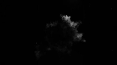 Siyah arkaplanda beyaz duman