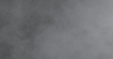 Siyah fotokopi arkaplanındaki beyaz sis ya da duman yavaş çekimde. Işık noktasında soğuk sis bulutu, buz dumanı bulutu. Canlandırılmış gerçekçi video konsepti