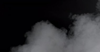 Siyah fotokopi arkaplanındaki beyaz sis ya da duman yavaş çekimde. Işık noktasında soğuk sis bulutu, buz dumanı bulutu. Canlandırılmış gerçekçi video konsepti
