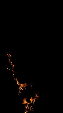 Gerçekçi Zemin Ateşi Yüksek Kaliteli Alev Görüntüleri, yanan ateş, kırmızı ateş, ağır çekimde siyah arka planda yanan ateş, 4K görüntü,