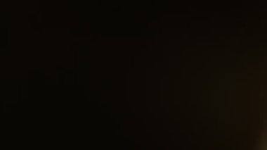 Yüksek kaliteli ışık sızıntısı arka plan animasyon stok görüntülerini etkiler. Lens parlamaları etrafta yanıp sönüyor ve soyut bir arka plan animasyonu oluşturuyor. 4K 'da Klasik Işık Sızıntısı