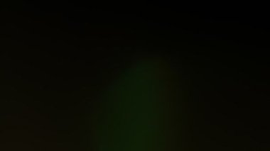 Yüksek kaliteli ışık sızıntısı arka plan animasyon stok görüntülerini etkiler. Lens parlamaları etrafta yanıp sönüyor ve soyut bir arka plan animasyonu oluşturuyor. 4K 'da Klasik Işık Sızıntısı