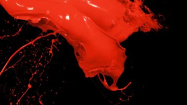 Yavaş çekimde atılmış boya sıçraması, siyah üzerine izole edilmiş sıvı (4K)