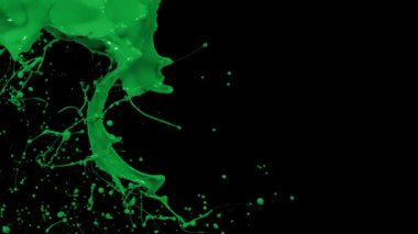 Yavaş çekimde atılmış boya sıçraması, siyah üzerine izole edilmiş sıvı (4K)