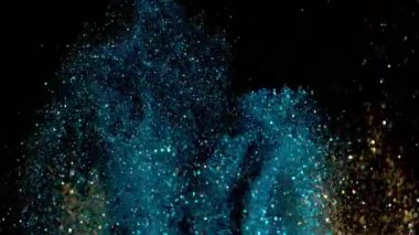 Yavaş çekimde ışıldayan bir patlama Bokeh arka planında parlayan sönmüş ışıltılı toz makrosuyla yakın çekim. Yüzen altın parıltılar. Parlayan Parçacıklar. Üst üste