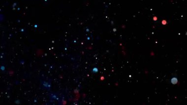 Yavaş çekimde ışıldayan bir patlama Bokeh arka planında parlayan sönmüş ışıltılı toz makrosuyla yakın çekim. Yüzen altın parıltılar. Parlayan Parçacıklar. Üst üste