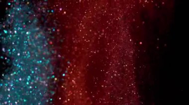 Yavaş çekimde ışıldayan bir patlama Bokeh arka planında parlayan sönmüş ışıltılı toz makrosuyla yakın çekim. Yüzen altın parıltılar. Parlayan Parçacıklar. Üst üste