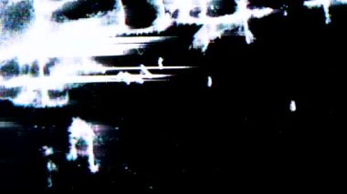 Analog Statik Gürültü dokusu örtüşüyor. Yatay çizgiler dengelenmiş. Sinyal beyaz gürültü objeleri yok. VHS Arızası. Kötü televizyon sinyali. CRT dönüşümleri. Tarama hatları parazit yapıyor. Bozulmuş VCR