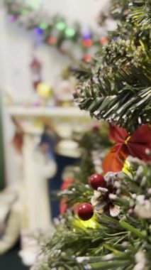 Hediyeler ve süslemelerle Noel ağacı