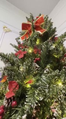 Hediyeler ve süslemelerle Noel ağacı