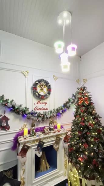 Karácsonyfa Ajándékokkal Dekorációkkal — Stock videók