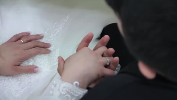 Νεαρό Παντρεμένο Ζευγάρι Κρατώντας Χέρια Τελετή Ημέρα Του Γάμου — Αρχείο Βίντεο