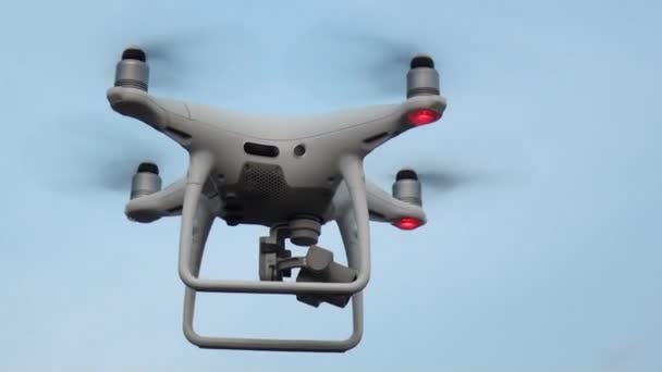 White Drone Spins 360 Derajat Air Breathtaking Tampilan Udara — Stok Video
