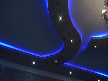 Apartmanda avize var. Dairenin tavanında güzel bir avize.