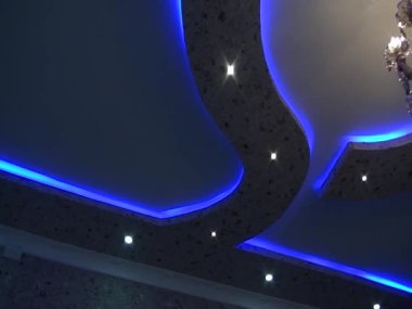 Apartmanda avize var. Dairenin tavanında güzel bir avize.