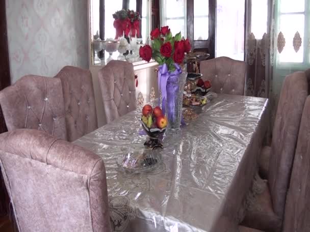 花瓶里的花和桌上的各种水果 — 图库视频影像