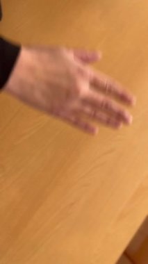 Beş meslektaşı ortaklık, destek ve işbirliği jestleri yapıyor.