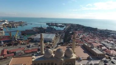 Deniz kenarındaki görkemli bir caminin havadan görünüşü.