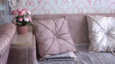 Modern bir kanepede yastıkların yakın çekimi.