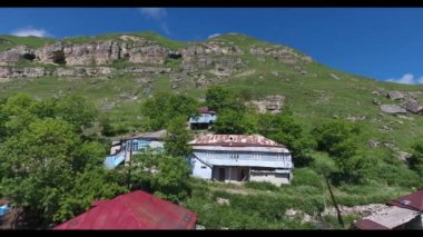 Dağ eteğindeki eski evlerin havadan görünüşü