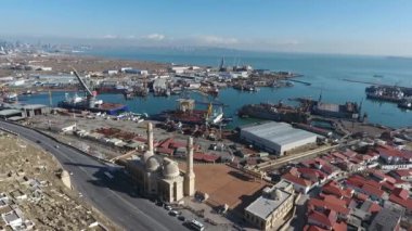 Deniz kenarındaki görkemli bir caminin havadan görünüşü.