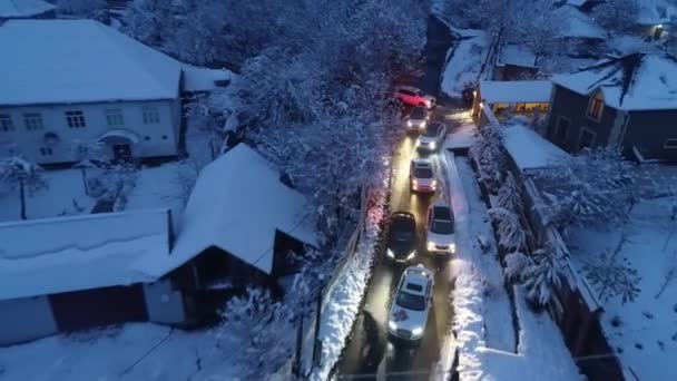 雅致的婚礼在雪夜里成堆的汽车 — 图库视频影像