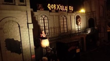 Şeytan Heykeli ile Korku Evi Kazan, Bakü, Azerbaycan 'ı karıştırıyor