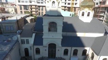 Bir rahibin hava görüntüsü kilise çanlarını çalıyor - Azerbaycan