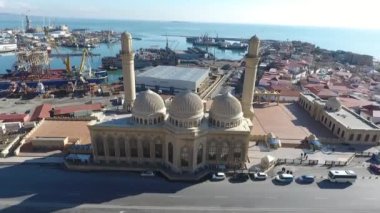 Yol ve Deniz kenarındaki Görkemli Cami 'nin Hava Görüntüsü