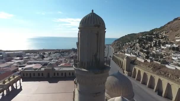 Widok Lotu Ptaka Wspaniały Meczet Przy Drodze Morzu — Wideo stockowe