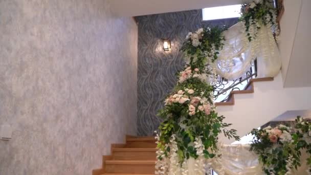 Escalera Caracol Interior Con Flores Decoración Con Flores Las Escaleras — Vídeo de stock