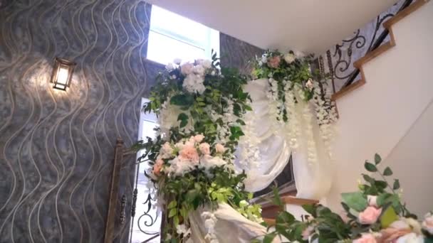 花のある内部の螺旋階段 階段に花が飾られてる 結婚式の飾り — ストック動画
