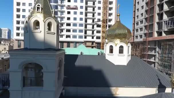 Vista Aérea Cerca Una Iglesia Con Cúpula Dorada Azerbaiyán Bakú — Vídeos de Stock