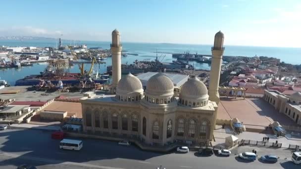 Vista Aérea Una Magnífica Mezquita Junto Carretera Mar — Vídeos de Stock
