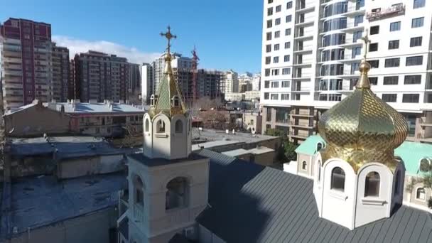 Luftnærbilde Kirke Med Gullkuppel Aserbajdsjan Baku – stockvideo