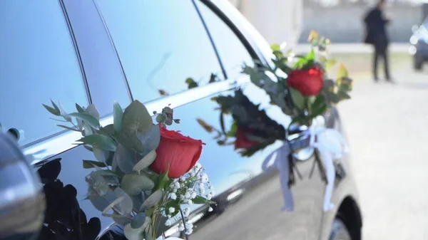 Hochzeitsauto Mit Blumen Und Bändern Dekoriert Nahaufnahme — Stockfoto