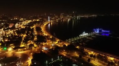 Gece şehrin havadan görünüşü - Azerbaycan, Bakü
