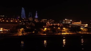Gece şehrin havadan görünüşü - Azerbaycan, Bakü