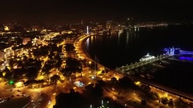 Gece şehrin havadan görünüşü - Azerbaycan, Bakü