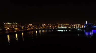 Nehrin gece şehir manzarası. Bakü, Azerbaycan