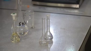 Kimya laboratuvarının dikey görüntüsü.