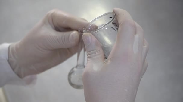 Närbild Kvinnliga Läkare Händer Med Medicinska Handskar — Stockvideo