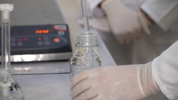 액체와 튜브를 과학자 — 비디오