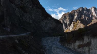 Dağlardaki güzel dağ manzarası