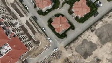 Şehrin ortasında ikametgah binaları olan bir yerleşim yeri manzarası