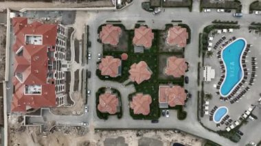 Bir yerleşim bölgesindeki bir apartmanın insansız hava aracı görüntüsü. en üstteki görünüm